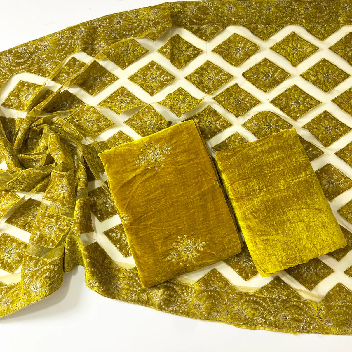 Bareeze Velvet Shawl With Aplic Work 3PC D1