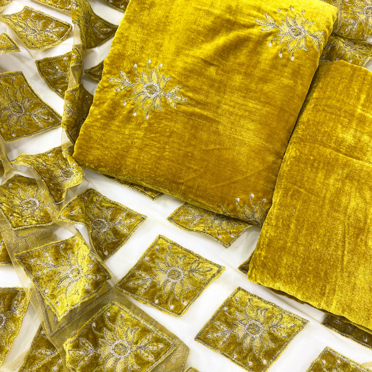 Bareeze Velvet Shawl With Aplic Work 3PC D1