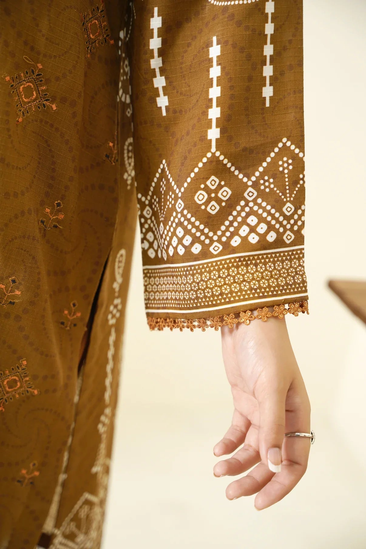 Narm o Nafees By Anaya Noor Embroidered Viscose 3PC D3